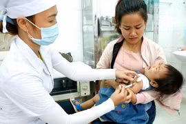 Tiêm vắcxin cho trẻ. (Nguồn: TTXVN)