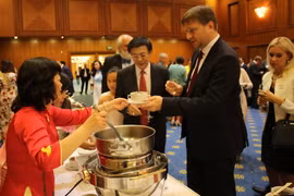 Đại sứ Hồ Minh Tuấn giới thiệu món ẩm thực truyền thống Phở Việt Nam. (Ảnh: Trần Hiếu/Vietnam+)