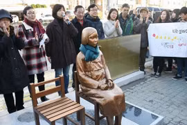 Tượng ​'phụ nữ mua vui' trước Lãnh sự quán Nhật Bản ở Busan. (Nguồn: AAP)