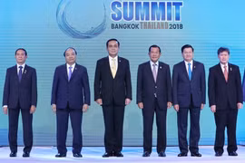 Thủ tướng Nguyễn Xuân Phúc (thứ hai từ trái sang) và các trưởng đoàn tại lễ khai mạc. (Ảnh: Thống Nhất/TTXVN)