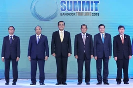 Thủ tướng Nguyễn Xuân Phúc (thứ hai từ trái sang) và các trưởng đoàn tại lễ khai mạc. (Ảnh: Thống Nhất/TTXVN)