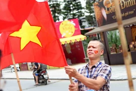 Cổ động viên Thủ đô chuẩn bị cờ, băngrôn… tiếp lửa cho thầy trò Huấn luyện viên Park Hang-seo. (Ảnh: Thanh Tùng/TTXVN)