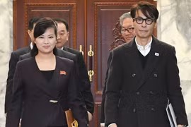 Trưởng phái đoàn Hàn Quốc Yun Sang (phải) và đại diện đồng cấp Triều Tiên Hyon Song-wol tới cuộc gặp ở làng đình chiến Panmunjom ngày 20/3. (Nguồn: Yonhap/TTXVN)