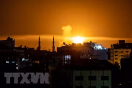 Khói bốc lên sau các cuộc không kích của Israel xuống dải Gaza. (Nguồn: THX/TTXVN)