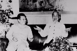 Chủ tịch Hồ Chí Minh tiếp và nói chuyện thân mật với đồng chí Kaysone Phomvihane - Trưởng đoàn đại biểu Đảng và Mặt trận Lào yêu nước sang thăm hữu nghị Việt Nam (1966). (Ảnh: Tư liệu TTXVN)