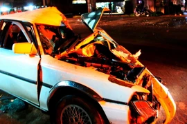 Hiện trường vụ xe xe con đâm vào xe đầu kéo tại thành phố Bảo Lộc. (Ảnh: Đặng Tuấn/TTXVN)