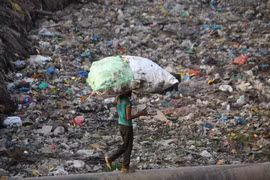 Bãi rác thải nhựa ở New Delhi ngày 30/5. (Nguồn: AFP/TTXVN)
