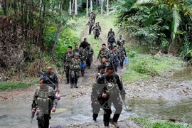 Binh sỹ Philippines tuần tra tại thị trấn Ibanga thuộc đảo Bohol. (Nguồn: EPA/TTXVN)