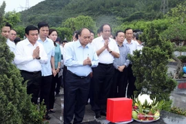 Thủ tướng Nguyễn Xuân Phúc dâng hương tưởng niệm Tổng Bí thư Hà Huy Tập tại Hà Tĩnh. (Ảnh: Thống Nhất/TTXVN)