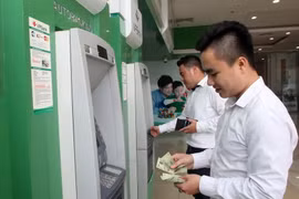 Khách hàng giao dịch tại điểm thanh toán thẻ ATM Ngân hàng VPBank. (Ảnh: Trần Việt/TTXVN)