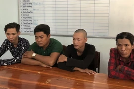 Các đối tượng có liên quan đến vụ án bị triệu tập đến cơ quan công an. (Ảnh: Thế Anh/TTXVN)