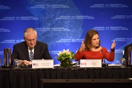 Ngoại trưởng Canada Chrystia Freeland (phải) và người đồng cấp Mỹ Rex Tillerson tại phiên khai mạc Hội nghị Ngoại trưởng về an ninh và ổn định trên Bán đảo Triều Tiên, ở Vancouver, Canada ngày 16/1. (Nguồn: AFP/TTXVN)