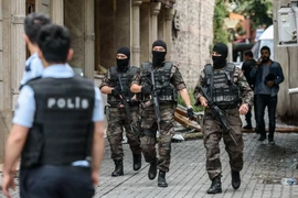 Cảnh sát Thổ Nhĩ Kỳ trong chiến dịch truy quét khủng bố tại Istanbul. (Nguồn: AFP/TTXVN)