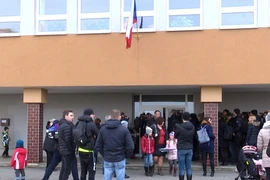 Cử tri đi bỏ phiếu. (Ảnh: Trần Quang Vinh/Vietnam+)