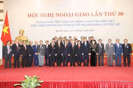 Các lãnh đạo Đảng, Nhà nước và các đại biểu dự Hội nghị Ngoại giao lần thứ 30 chụp ảnh chung. (Ảnh: Trí Dũng/TTXVN)