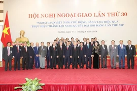 Các lãnh đạo Đảng, Nhà nước và các đại biểu dự Hội nghị Ngoại giao lần thứ 30 chụp ảnh chung. (Ảnh: Trí Dũng/TTXVN)
