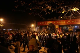 Du khách thập phương đến xin ấn và lễ từ rất sớm tại Đền Trần. (Ảnh: TTXVN)