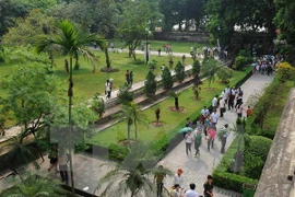 Du khách tham quan Hoàng thành Thăng Long. (Ảnh: Kim Phương/TTXVN)