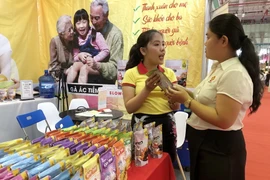 Giới thiệu sản phẩm với khách tham quan tại triển lãm. (Ảnh: Mỹ Phương/TTXVN)