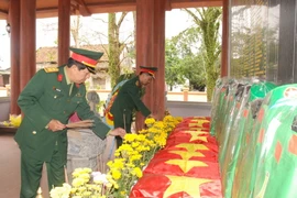 Cán bộ chiến sỹ đến thắp hương tri ân các anh hùng liệt sỹ. (Ảnh: Thanh Thủy/TTXVN)