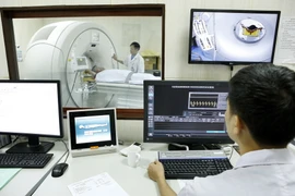 Khám bệnh tại Bệnh viện Tim Hà Nội. (Nguồn: TTXVN)