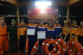 Thăm hỏi, tặng quà động viên các thuyền viên khi cập bờ an toàn tại Đà Nẵng. (Ảnh: TTXVN)