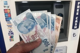 Kiểm tiền lira tại Istanbul, Thổ Nhĩ Kỳ. (Ảnh: THX/TTXVN)