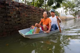 [Photo] Chuyển hàng cứu trợ đến các xã bị ngập tại Chương Mỹ