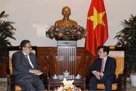 Phó Thủ tướng, Bộ trưởng Bộ Ngoại giao Phạm Bình Minh tiếp Ngài Kari Kahiluoto, Đại sứ Phần Lan tại Việt Nam. (Ảnh: Văn Điệp/TTXVN)