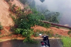 Các điểm sạt lở nghiêm trọng trên tuyến đường huyết mạch từ khu vực Cửa khẩu Quốc tế Bờ Y sang Lào. (Ảnh: Quang Thái/TTXVN)