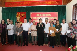 Phó Chủ tịch Thường Trực Quốc hội Tòng Thị Phóng trao nhà tình nghĩa cho 10 gia đình chính sách có hoàn cảnh đặc biệt khó khăn tỉnh Nghệ An. (Ảnh: Phương Hoa/TTXVN)