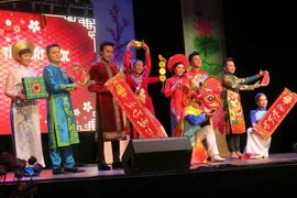 Tiết mục mở đầu của nhóm nghệ sỹ của Đoàn Nghệ thuật Thành phố Hồ Chí Minh. (Ảnh: Hoàng Linh/Vietnam+)