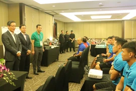 Đại sứ Việt Nam tại Indonesia Phạm Vinh Quang (trái) và Đại sứ, Trưởng Phái đoàn Việt Nam tại ASEAN Trần Đức Bình (giữa) chúc mừng đội tuyển Olympic Việt Nam. (Ảnh: Đỗ Quyên/Vietnam+)