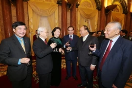 Các đồng chí lãnh đạo và nguyên lãnh đạo Đảng, Nhà nước cùng nâng cốc chúc mừng. (Ảnh: Trí Dũng/TTXVN)