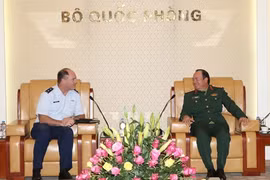 Thượng tướng Phạm Ngọc Minh trao đổi với Thiếu tướng Michael Stencel. (Ảnh: Khổng Minh Khánh)