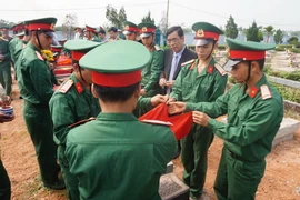 Tổ chức lễ truy điệu và an táng các hài cốt liệt sỹ. (Ảnh: Thanh Thủy/TTXVN)