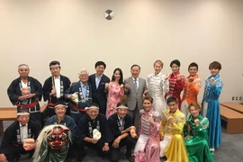 Các thành viên đoàn nghệ thuật sẽ tham gia biểu diễn tại lễ hội. (Ảnh: Nguyễn Tuyến/Vietnam+)