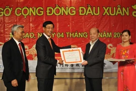 Tổng Lãnh sự trao giấy khen cho các cá nhân có thành tích xuất sắc. (Ảnh: Mỹ Anh-Hoài Nam/Vietnam+)