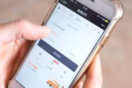 Một người đặt xe qua ứng dụng của Didi Chuxing. (Nguồn: Shutterstock)