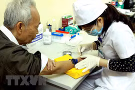 Xét nghiệm sinh hóa cho người bệnh tại Viện Sốt rét-Ký sinh trùng-Côn trùng. (Ảnh: Dương Ngọc/TTXVN)