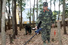Rà phá bom mìn sót lại sau chiến tranh. (Ảnh: Trọng Đức/TTXVN)