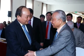 Thủ tướng Nguyễn Xuân Phúc và nguyên Phó Thủ tướng Nguyễn Mạnh Cầm. (Ảnh: Thống Nhất/TTXVN)