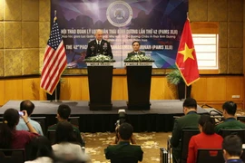 Thượng tướng Phạm Hồng Hương, Phó Tổng Tham mưu trưởng Quân đội nhân dân Việt Nam và Đại tướng Robert B.Brown, Tư lệnh Bộ Tư lệnh Lục Quân Thái Bình Dương Hoa Kỳ chủ trì buổi họp báo. (Ảnh: Dương Giang/TTXVN)
