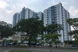 Chung cư Carina Plaza sau hơn 2 tháng xảy ra vụ cháy. Việc sửa chữa khắc phục vẫn chưa được tiến hành. (Ảnh: Thanh Vũ/TTXVN)