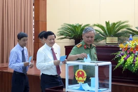Đại biểu bỏ phiếu bầu chức danh Phó Chủ tịch Ủy ban Nhân dân thành phố Đà Nẵng nhiệm kỳ 2016-2021. (Ảnh: Nguyễn Sơn/TTXVN)