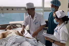 Bệnh nhân Nguyễn Văn Họa điều trị phục hồi chức năng tại Khoa ngoại tổng quát Bệnh viện đa khoa Long Khánh. (Ảnh: Lê Xuân/TTXVN)