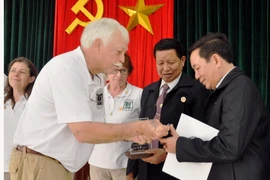 Đại diện tổ chức Cựu chiến binh Mỹ tham chiến tại Việt Nam trao hồ sơ thông tin liệt sỹ Việt Nam cho đại diện Hội Cựu chiến binh Việt Nam tỉnh Quảng Nam. (Ảnh minh họa: Đỗ Trưởng/TTXVN)
