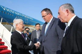 Quốc vụ khanh Bộ Ngoại giao Hungary, Chủ tịch Phân ban hợp tác Hungary-Việt Nam Balogh Csaba, cùng các quan chức Hungary đón Tổng Bí thư Nguyễn Phú Trọng. (Ảnh: Trí Dũng/TTXVN)
