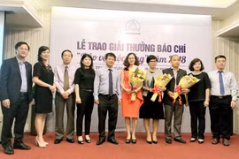 Các nhà báo nhận Giải thưởng báo chí Bảo vệ cuộc sống 2018. (Ảnh: Mỹ Phương/TTXVN)