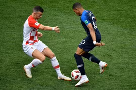 Pha tranh bóng giữa tiền đạo Pháp Kylian Mbappe (phải) với tiền đạo Croatia Ivan Perisic (trái) trong trận chung kết World Cup 2018. (Nguồn: AFP/TTXVN)